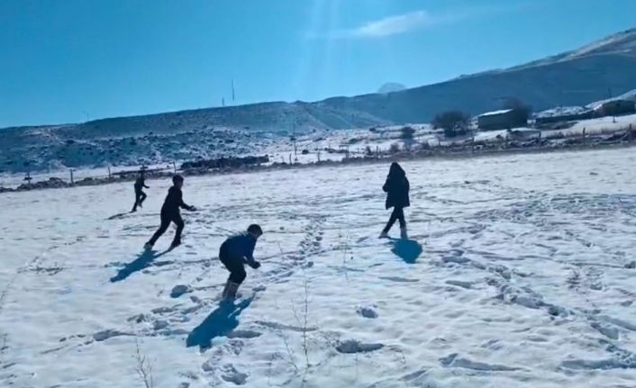 Iğdır’da kar yağışı sonrası çocuklar eğlenceli anlar yaşadı