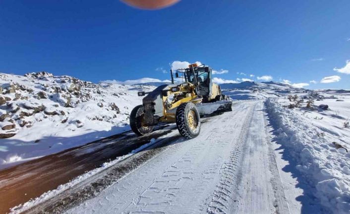 Iğdır’da kardan kapanan 12 köy yolu ekipler tarafından ulaşıma açıldı