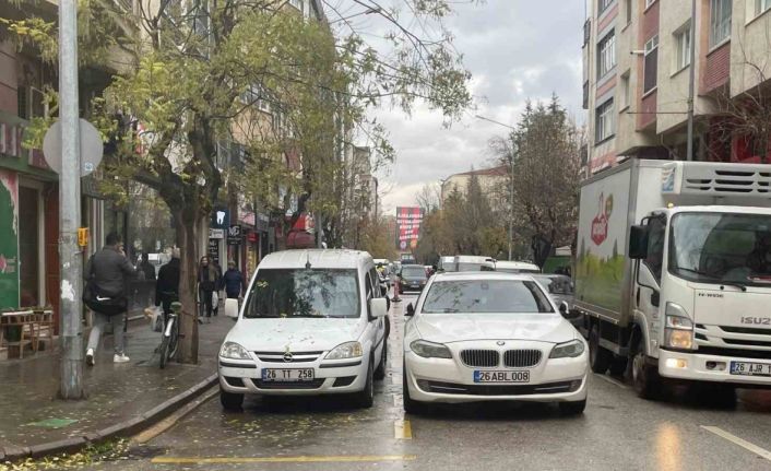 İkinci sıraya park edilen araçlar trafiğin sıkışmasına neden oluyor