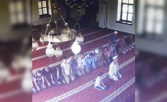 İmamın yanında namaz kılan Down sendromlu çocuğa müftüden hediye