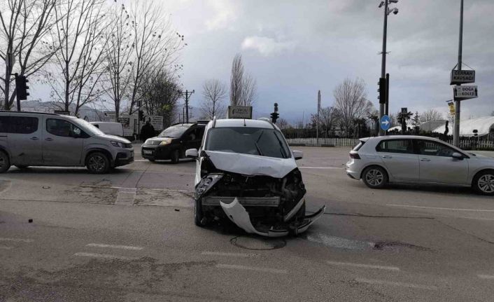 İnegöl’de araçlar çarpıştı: 1’i çocuk 2 yaralı