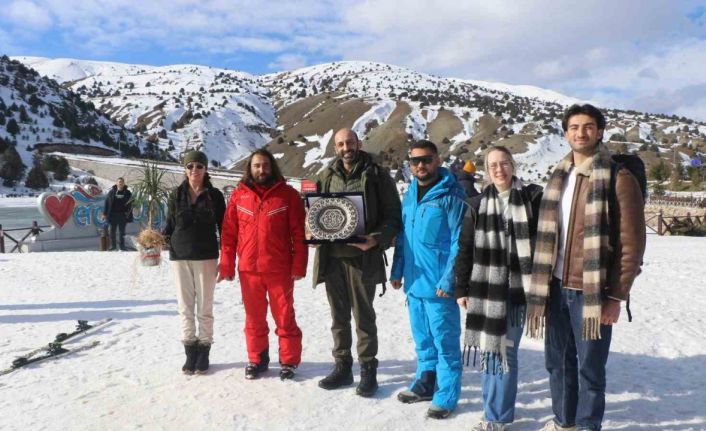 İngiltere’den Ergan Kayak Merkezine gelenler davul zurnayla karşılandı