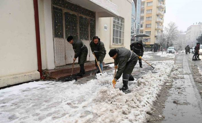 Isparta mevsimin ilk kar yağışıyla beyaza büründü