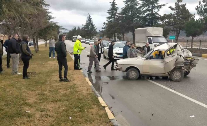 Isparta’da kamyonet otomobile çarptı: 1 ölü