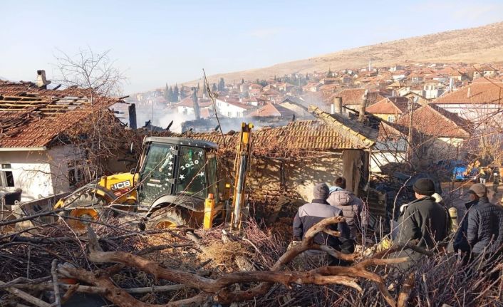 Isparta’da sabah saatlerinde çıkan yangın, iki evi küle çevirdi