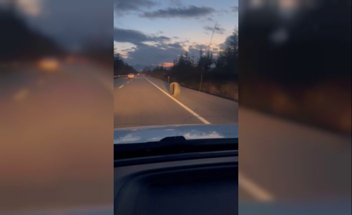 Isparta’da yola fırlayan lastik trafiği tehlikeye düşürdü