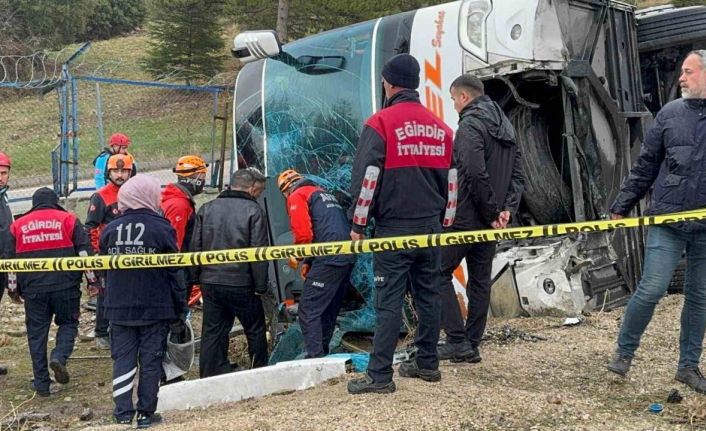 Isparta’da yolcu otobüsü devrildi: 1 ölü, çok sayıda yaralı