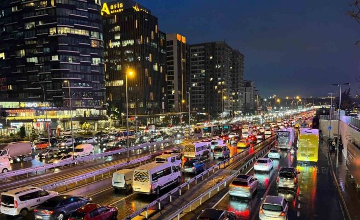 İstanbul’da mesainin son gününde trafik yüzde 90 oldu