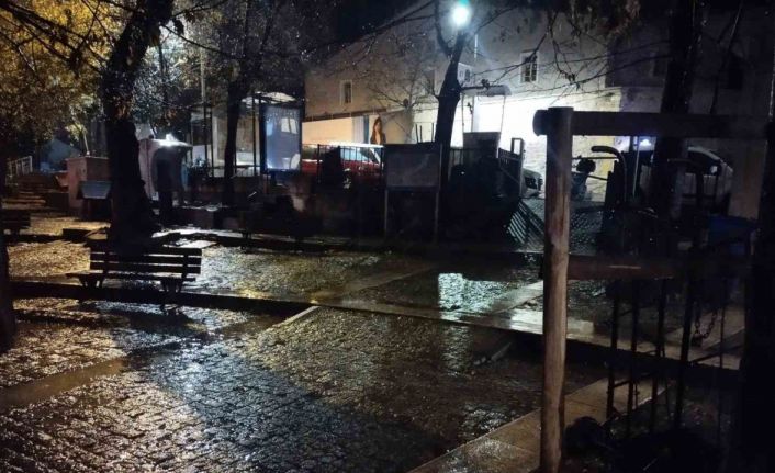 İstanbul’da sağanak yağış gece saatlerinde de etkisini sürdürüyor