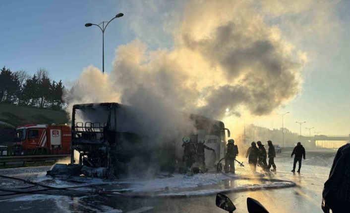 İstanbul’da yolcu otobüsü alevlere teslim oldu: 25 kişi ölümden döndü