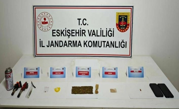 İstanbul’dan Eskişehir’e uyuşturucu madde getiren şahıslar yakalandı