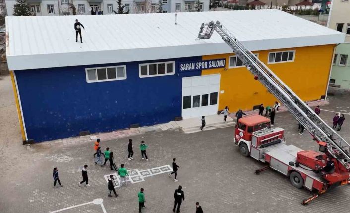 İtfaiye bu kez çocukların mutluluğu için seferber oldu, yüzleri güldürdü