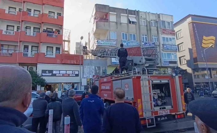 İtfaiye ekipleri ev yangınına balkondan girerek müdahale etti