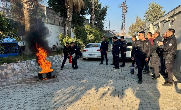 İtfaiye ekiplerinden polislere yangın eğitimi