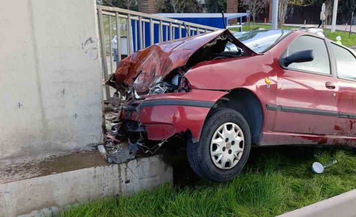 İzmir’de otomobil üst geçide çarptı: 1 ölü, 1 yaralı