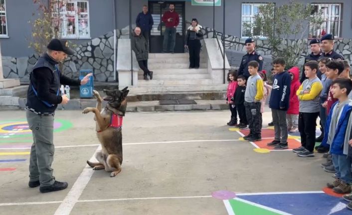 Jandarma çocukların yüzünü güldürdü