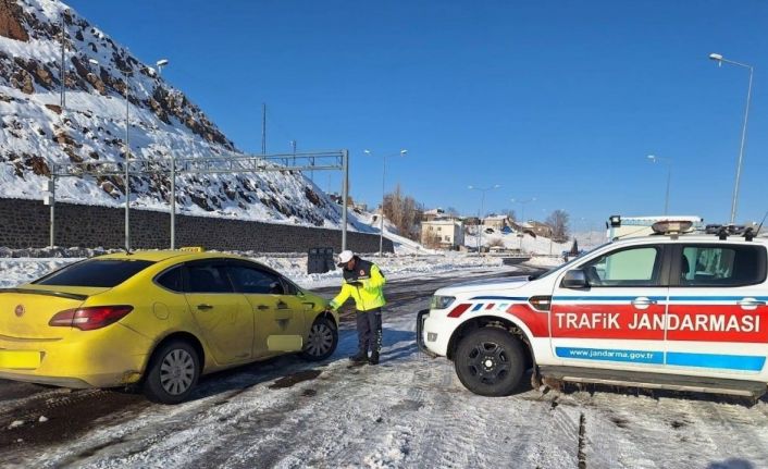 Jandarma Erzurum’da 33 bin 50 aracı kontrol etti