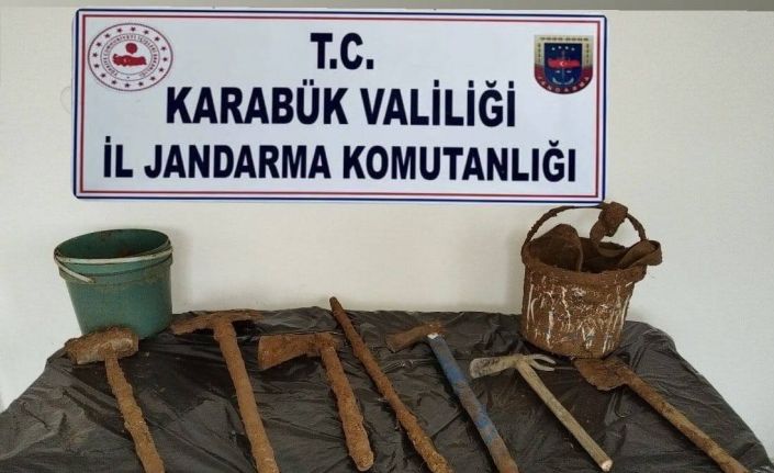 Kaçak kazı yapanları jandarma yakaladı