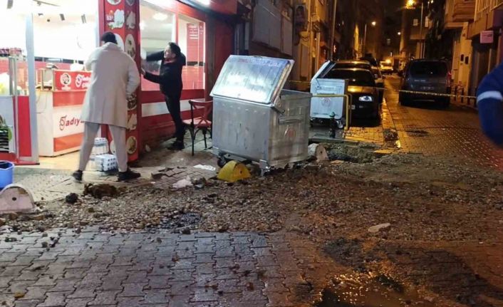 Kadıköy’de kanalizasyon borusu patladı, bir dükkan zarar gördü