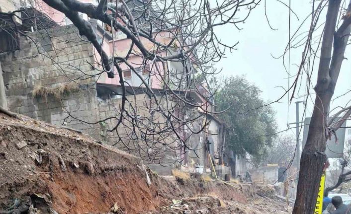 Kahramanmaraş’ta istinat duvarı çöktü