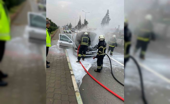 Kahramanmaraş’ta otomobil yangınını itfaiye söndürdü