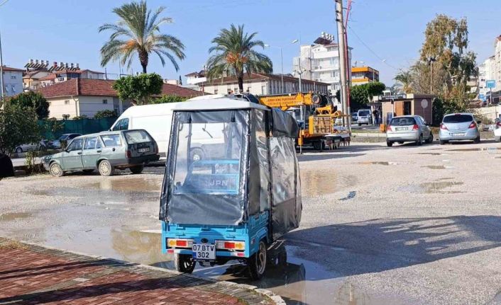 Kaldırıma çarpıp devrilen elektrikli bisikletin sürücüsü yaralandı