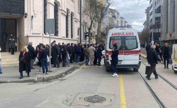 Kalp krizi geçiren yaşlı adama çevreden geçen hemşire müdahale etti