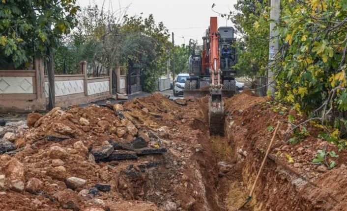 Kanal Mahallesi’nde Büyükşehir içme suyunu, Kepez asfaltı yeniliyor