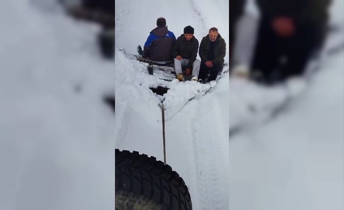 Kapalı köy yolunu eğlenceli bir yöntemle kendileri açtılar