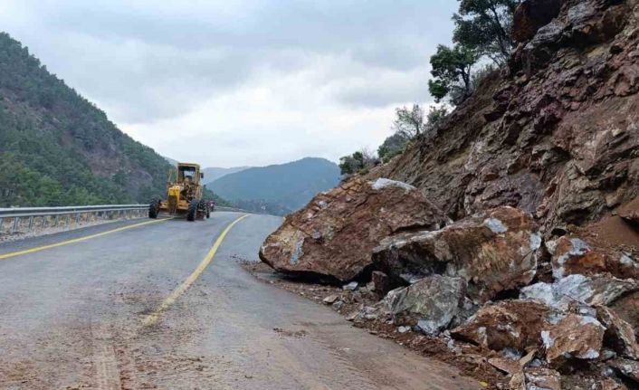 Kapuzbaşı Yolu’ndaki heyelana Büyükşehir’den hızlı müdahale