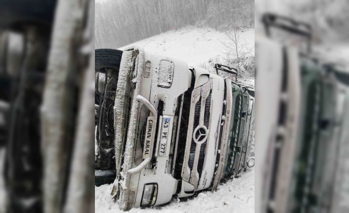 Kar yağışı sebebiyle yoldan çıkan tır devrildi: 2 yaralı