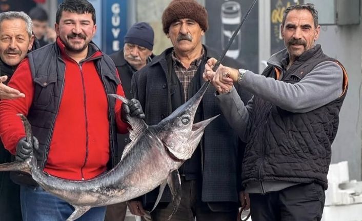 Karadeniz’den Erzincan’a gelen Kılıçbalığıyla poz verdiler