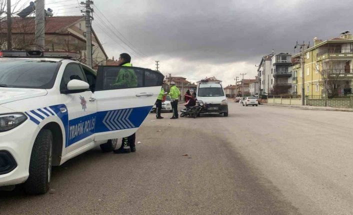 Karaman’da hafif ticari araçla çarpışan motokurye yaralandı