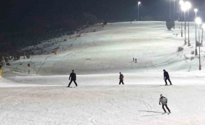 Karanlıkta beyaz yolculuk: Yıldız Dağı Kayak Merkezi’nde gece kayağı keyfi