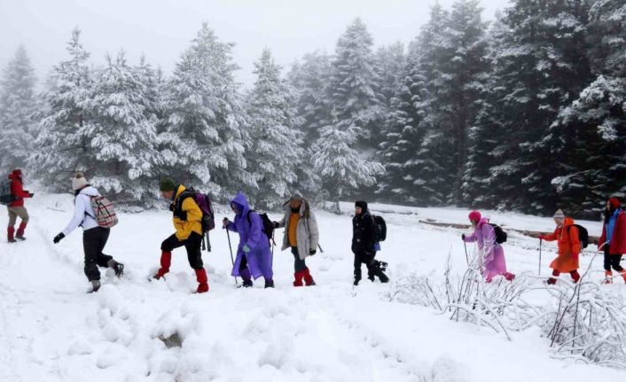 Karlı havaya rağmen 15 kilometre yürüdüler