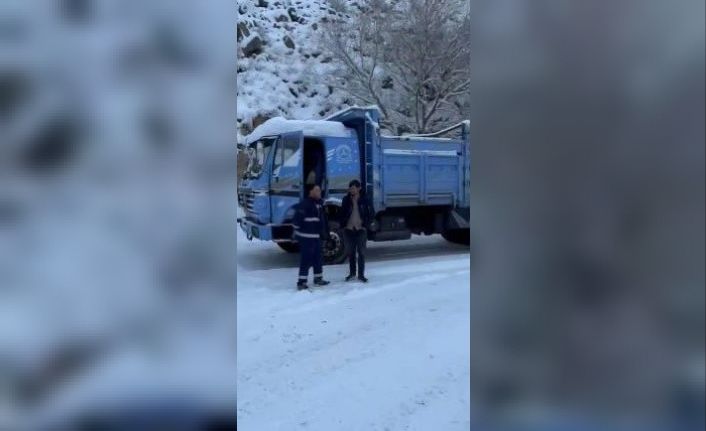 Kars’ta buz tutan yolda mahsur kaldılar