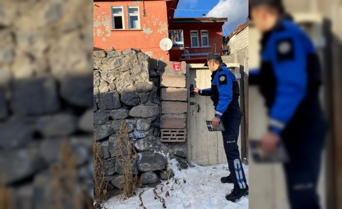 Kars’ta polis karbonmonoksit zehirlenmelerine karşı broşür dağıtarak uyardı