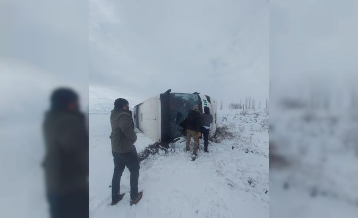 Kars’ta yolcu otobüsü devrildi: Çok sayıda yaralı var