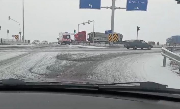 Kars’ta yollar buz pistine döndü