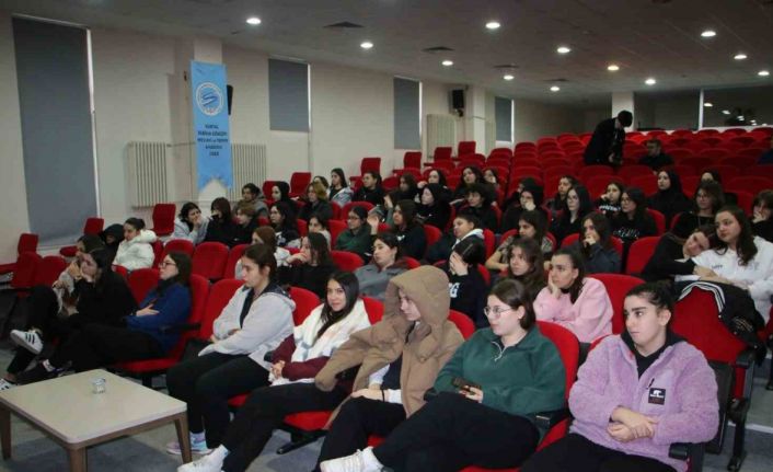 Kartal Belediyesi’nden lise öğrencilerine ilk yardım eğitimi