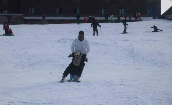 Kartalkaya’da kayak sezonu erken açıldı: Pistlerde 1 metre kar