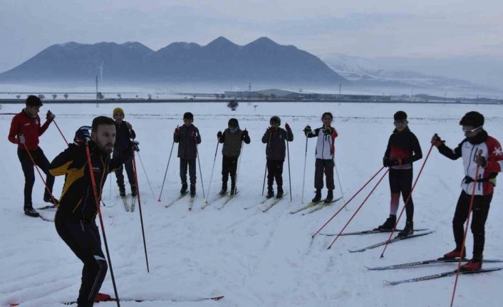 Kayaklı koşu takımı karla antrenmanlarına başladı