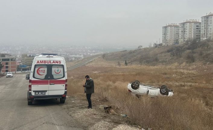 Kayganlaşan yolda kontrolden çıkan otomobil şarampole yuvarlandı