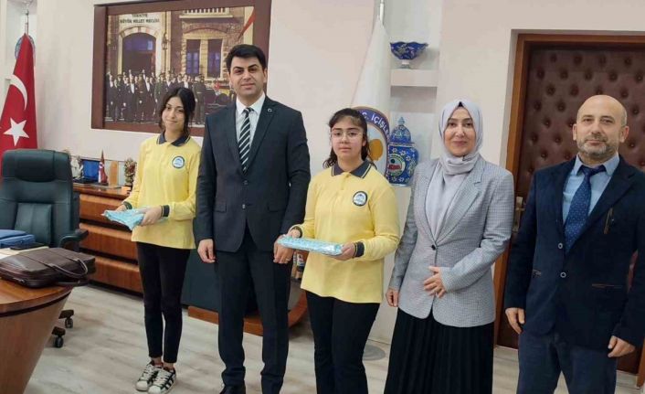 Kaymakam Bahar, öykü yarışmasında il derecesi elde eden öğrencileri ödüllendirdi