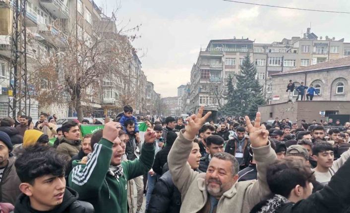 Kayseri’deki Suriyeliler Esed rejiminin indirilişini kutladı