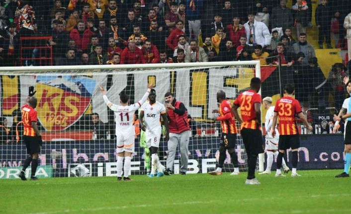 Kayserispor - Galatasaray maçında taraftar sahaya girdi