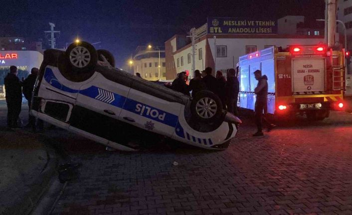 Kaza ucuz atlatıldı: Otomobilin çarptığı polis aracı ters döndü