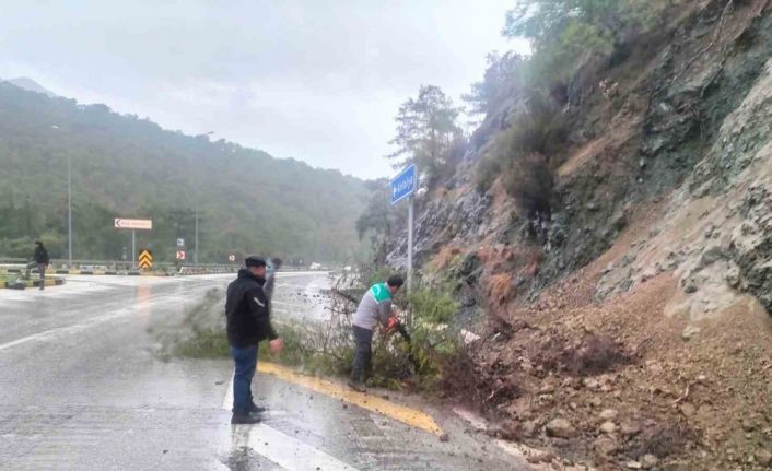 Kemer’de ufak çaplı toprak kayması meydana geldi