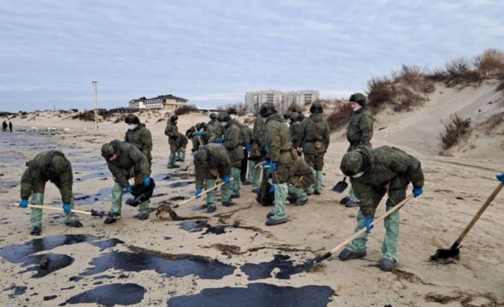 Kerç Boğazı’nda ikiye ayrılan petrol tankeri çevre felaketine neden oldu