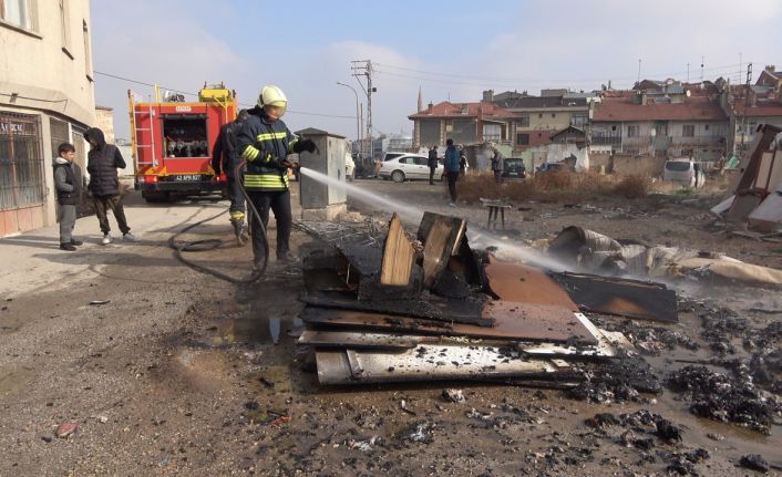 Kira ödemeyen kiracı, tahliye kararıyla evden çıkarılan eşyaları ateşe verdi